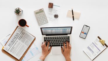 Cách kiểm tra word count (số từ) trên Google Document, cho dù bạn đang sử dụng máy tính hay thiết bị di động, và cách giữ số từ luôn hiển thị khi gõ văn bản.