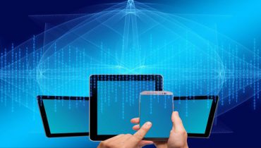 Khi các thiết bị ngày càng thông minh hơn, nhỏ hơn và kết nối không dây trở nên nhanh hơn, thì edge computing (điện toán biên) có thể ngày càng trở nên quan trọng hơn. Bài viết này sẽ định nghĩa về điện toán biên, những điểm tương đồng và khác biệt của nó với điện toán đám mây, ai sử dụng công nghệ này và theo cách như thế nào. 