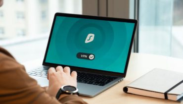 Bạn muốn bảo vệ doanh nghiệp của mình khỏi tội phạm mạng? VPN rất tuyệt vời, nhưng chúng có thể không hiệu quả bằng Mạng Zero Trust. 