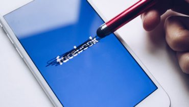 Giờ đây, lần đầu tiên trong lịch sử Facebook, lượng người dùng hoạt động hàng ngày của Facebook đã giảm. Trong quý 3 năm 2021, nền tảng có 1,93 tỷ người dùng hoạt động hàng ngày. Trong quý 4 năm 2021, con số này giảm xuống còn 1,929 tỷ. Hãy cùng khám phá những lý do khiến Facebook bắt đầu mất người dùng.