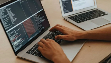 Linux có rất nhiều công cụ để lấy thông tin liên quan đến mạng (network). Một trong những công cụ đó là lệnh netstat, một công cụ theo dõi các thông số về mạng trong dòng lệnh dành cho Linux.