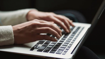 Lệnh top trong Linux cung cấp các số liệu thống kê hữu ích về tài nguyên hệ thống. Chúng ta có thể sử dụng nó để xem lượng sử dụng CPU và bộ nhớ cùng với thông tin quy trình của các dịch vụ đang chạy. Vì vậy, thành thạo lệnh top là điều bắt buộc đối với quản trị viên Linux.