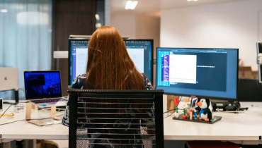 Mặc dù Linux có các trình quản lý gói giúp việc cài đặt phần mềm dễ dàng hơn nhiều, nhưng đôi khi bạn buộc phải xây dựng một gói từ nguồn. Bài viết này sẽ hướng dẫn bạn cách biên dịch và cài đặt phần mềm từ nguồn trong Linux.