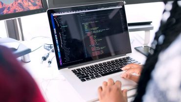 AI đang thay đổi an ninh mạng như thế nào? Có nhiều cách để sử dụng trí tuệ nhân tạo trong an ninh mạng, trong đó các cách phổ biến nhất bao gồm: Báo cáo Hành vi bất thường Ngày nay, phát hiện gian lận là thứ mà bạn sẽ thấy ở hầu hết các tài khoản trực tuyến. 