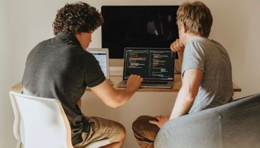 Command Prompt và Powershell là những công cụ tiện dụng để thực hiện các quy trình nâng cao trên Windows. Dưới đây là 9 cách để mở các công cụ này.