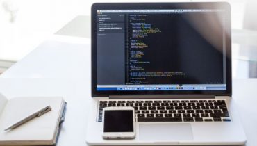 Sử dụng giao diện lập trình ứng dụng (API) là một kỹ năng cần thiết cho tất cả các lập trình viên. Trong bài viết này, chúng ta sẽ xem xét cách API hoạt động và cách kết nối với API vào ứng dụng.