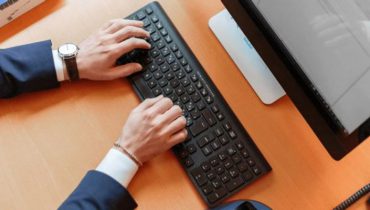 Trong thời gian qua, có rất nhiều vụ tấn công ransomware (phần mềm tống tiền) trong đó dữ liệu từ bệnh viện, trường học, tổ chức từ thiện hoặc cá nhân bị giữ để đòi tiền chuộc. Thông thường, dữ liệu có thể được phục hồi nếu nạn nhân trả một khoản lớn Bitcoin cho bọn tội phạm. Nhưng ransomware giả còn nguy hiểm hơn