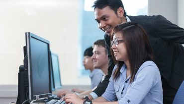 Các bạn nữ học công nghệ thông tin