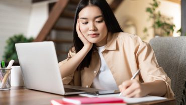 Học công nghệ thông tin online thiếu sự tương tác trực tiếp (Nguồn ảnh: Internet)
